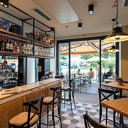 Отель Seven Town House Boutique